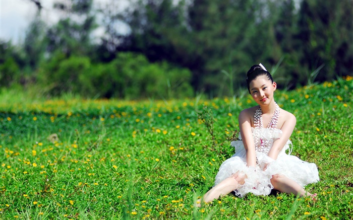 풀밭에 앉아 아시아 여자 배경 화면 그림