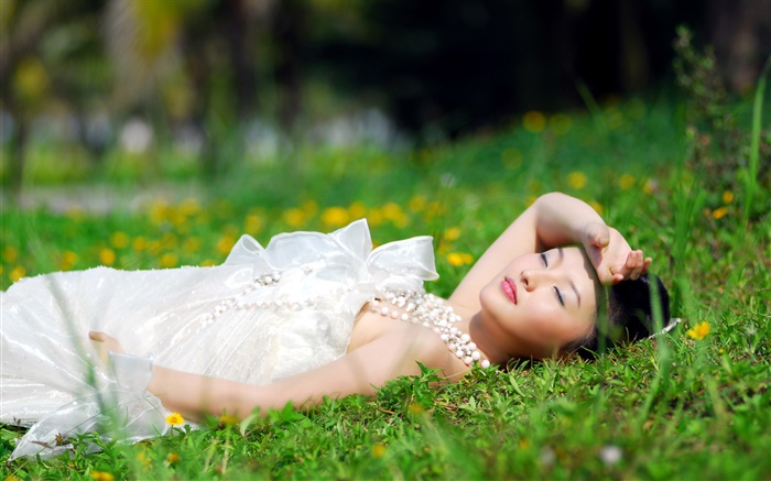 아시아 흰 드레스 소녀 거짓말 잔디 배경 화면 그림