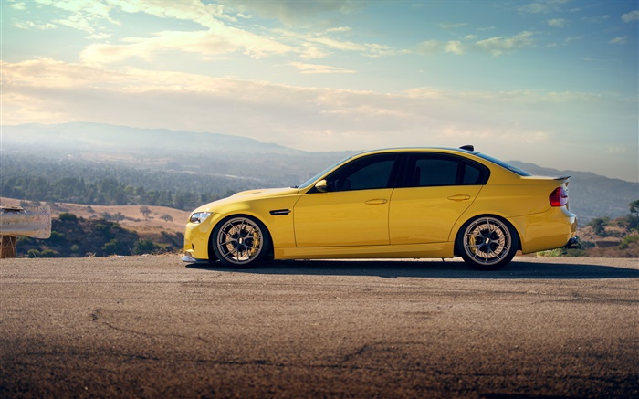 BMW M3 세단 노란색 자동차 측면보기 배경 화면 그림