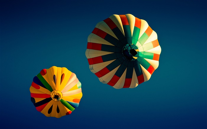 다채로운 뜨거운 풍선, 푸른 하늘 배경 화면 그림