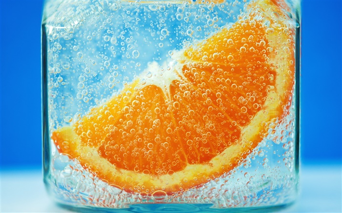 물에 오렌지 슬라이스, 파란색 배경, 거품 배경 화면 그림