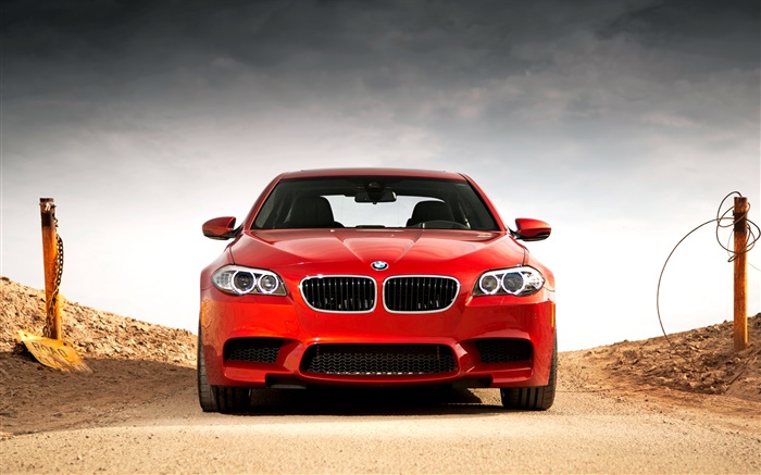 빨간색 BMW M5 F10을 자동차 전면보기 배경 화면 그림