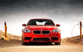 빨간색 BMW M5 F10을 자동차 전면보기