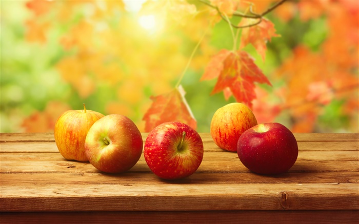 빨간 사과, 나무 테이블, 가을, 잎 배경 화면 그림