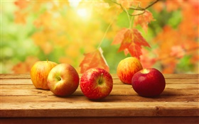 빨간 사과, 나무 테이블, 가을, 잎 HD 배경 화면