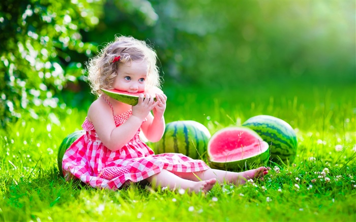 귀여운 아기, 소녀 먹는 수박, 여름, 초원 배경 화면 그림