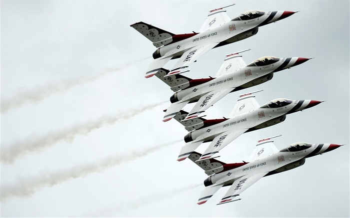 하늘에서 역학 F-16 전투기 배경 화면 그림