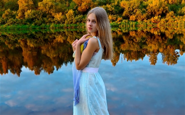 화이트 드레스 소녀, 금발, 눈, 호수, 숲, 물 반사 배경 화면 그림