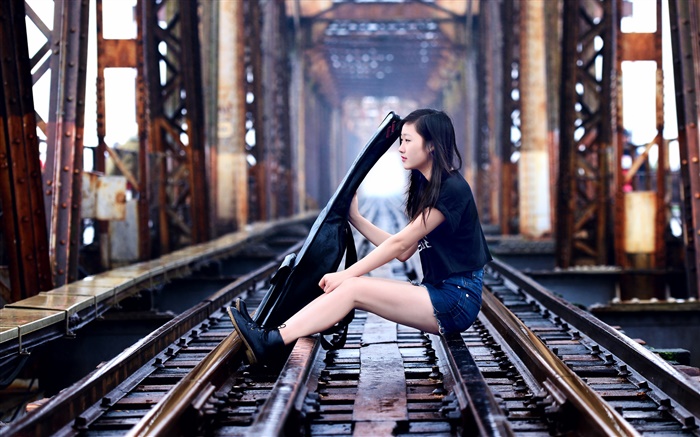 철도 플레이 기타, 다리에서 소녀 앉아 배경 화면 그림