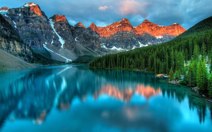산, 호수, 일몰, 나무, 물 반사, 부두, 구름 배경 화면 그림