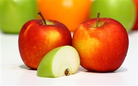 두 개의 빨간 사과, 녹색 사과 슬라이스, 과일 맛 HD 배경 화면