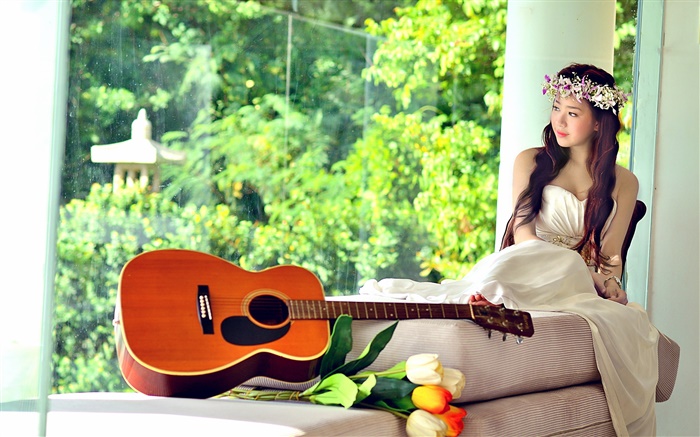 아시아 음악 소녀, 흰색 드레스, 기타, 튤립 배경 화면 그림