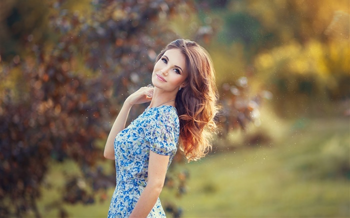 아름 다운 여자, 파란색 드레스, 나뭇잎 배경 화면 그림