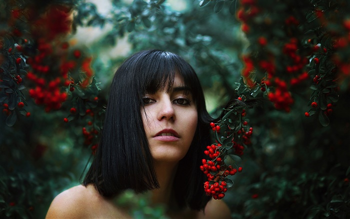 검은 머리 소녀, 붉은 열매, 나뭇잎 배경 화면 그림