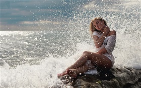 금발 소녀, 흰색 드레스, 바위에 앉아, 바다, 파도, 물 얼룩 HD 배경 화면