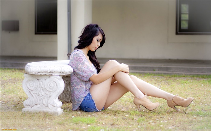아시아 여자 바닥에 앉아 아름다운 다리 배경 화면 그림
