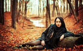 숲, 가을, 노란 잎에 검은 머리 소녀