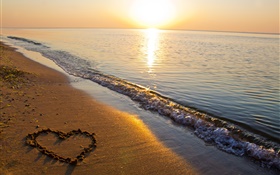 모래 해변, 바다는 일몰은 사랑 심장 모양의