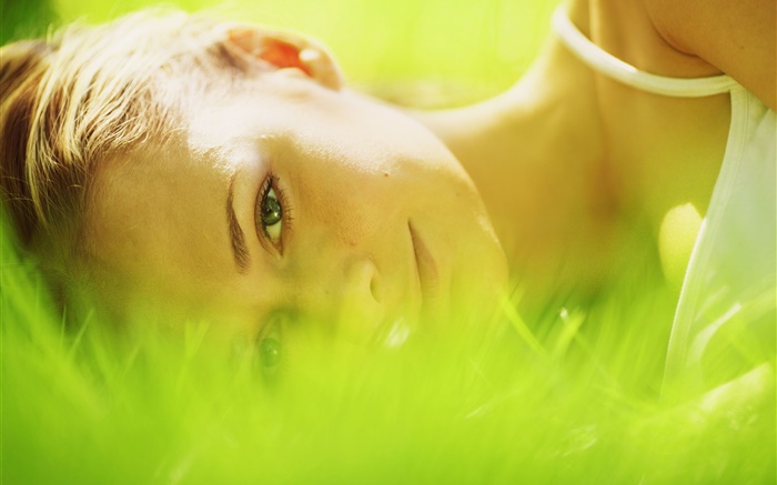 소녀는 잔디에 누워, 녹색 배경 화면 그림