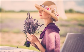 라벤더 꽃, 모자, 의자와 소녀