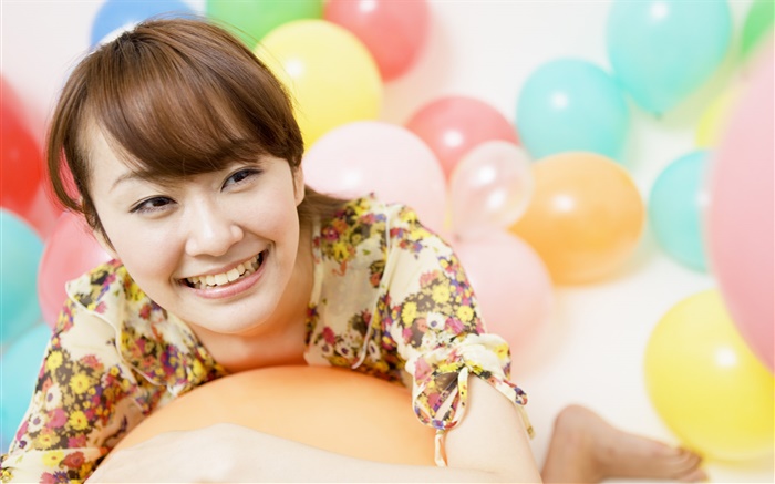 행복 한 아시아 소녀, 다채로운 풍선 배경 화면 그림