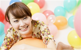 행복 한 아시아 소녀, 다채로운 풍선