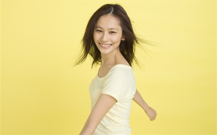 행복 한 아시아 소녀, 노란색 배경 배경 화면 그림
