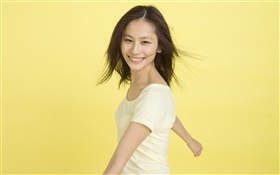 행복 한 아시아 소녀, 노란색 배경 HD 배경 화면
