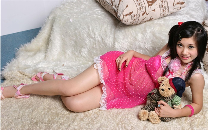 미소 핑크 드레스 아시아 여자, 침대, 장난감 배경 화면 그림