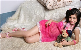 미소 핑크 드레스 아시아 여자, 침대, 장난감 HD 배경 화면