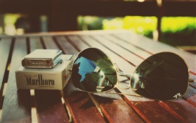 아직도 인생, 라이터, 담배, 선글라스