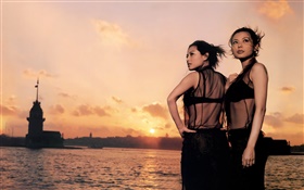 두 아시아 여자, 일몰, 강, 바람