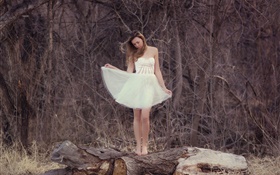 흰 드레스 소녀, 숲, 외로운 HD 배경 화면