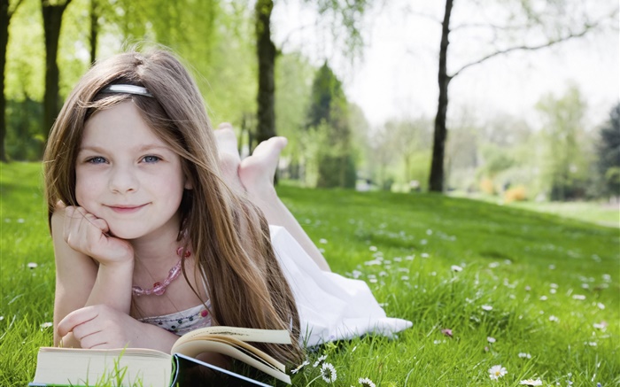 잔디에 귀여운 소녀, 책을 읽고 배경 화면 그림