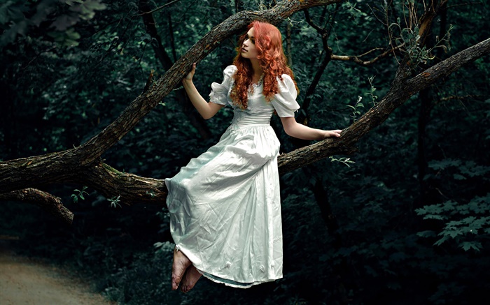 빨간 머리 소녀 흰색 드레스, 숲, 나무 배경 화면 그림