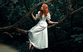 빨간 머리 소녀 흰색 드레스, 숲, 나무 HD 배경 화면