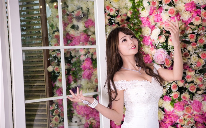 미소 아시아 여자, 흰색 드레스, 꽃 배경 배경 화면 그림