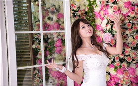 미소 아시아 여자, 흰색 드레스, 꽃 배경 HD 배경 화면