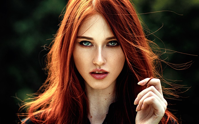 사랑스러운 빨간 머리 소녀, 파란 눈 배경 화면 그림