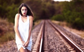 철도에서 흰 드레스 소녀 HD 배경 화면