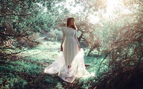숲, 태양, 눈부심 화이트 드레스 소녀
