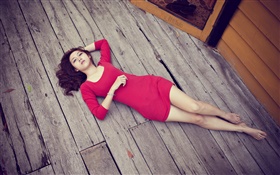 나무 바닥에 누워 아시아 소녀, 빨간 드레스