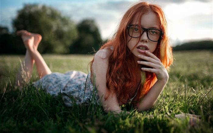 빨간 머리 소녀 잔디, 안경 거짓말 배경 화면 그림