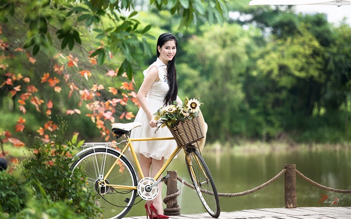 아시아 소녀, 흰색 드레스, 자전거, 공원 스마일 배경 화면 그림