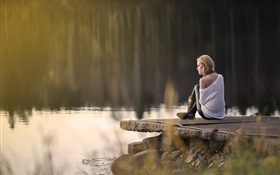 소녀는 호수쪽에 앉아있다. HD 배경 화면