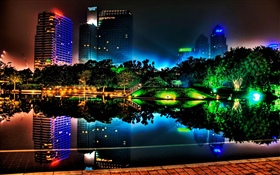 아름다운 밤 도시, 건물, 연못, 조명, 나무, 공원 HD 배경 화면